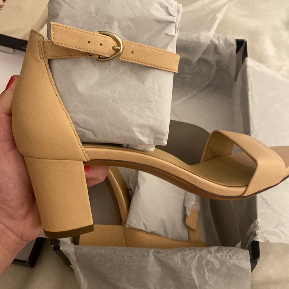 Nude leather Vera formal dress wedding heels shoes size 9.5w 9.5 wide short heel